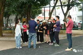南宁一女老师向同事和学生家长借款近千万，快递员都不放过！还拿别人手机网贷图片