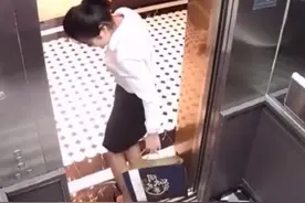 女子高跟鞋卡电梯，下一秒竟拿出手机淡定拍照图片