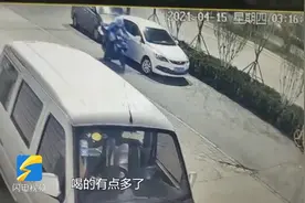 100秒｜头套“塑料袋”怒砸10余辆车 外卖小哥深夜的这番操作原因让人想不到图片