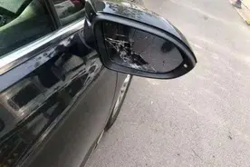 济南路边十余辆车被砸！警方抓获头套“塑料袋”男子，砸车理由令人无语图片