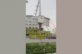 山西太原一广告牌被大风吹落砸中轿车，司机受伤送医图片