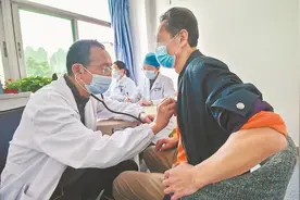 面对面接诊患者，手把手帮带医生，胡大一院士再次来汉坐诊图片
