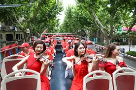 党史rap、乐队演奏……一场“红色快闪”在上海黄浦上演图片