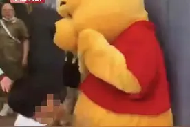 上海迪士尼噗噗熊被小孩追打！家长：是坏了还是怎么了？类似情况不是第一次了…图片