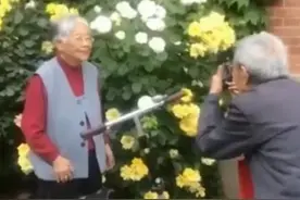 91岁爷爷打卡清华教学楼，身份惊呆众人！淡定回应：这房我盖的图片