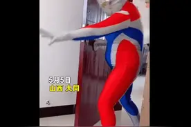 外婆扮奥特曼把外孙吓哭，妈妈：孩子把玩具扔了，再也不相信光了图片
