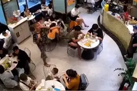 三亚一男子突然向餐厅内顾客泼水，下一秒拔腿就跑，网友：他不是第一次了图片