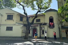 翘班也要打卡？蝴蝶结阳台刷屏，80岁奶奶已被接走图片