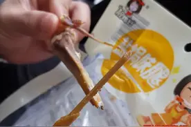 盐焗鸭腿中吃出木签，商家：为鸭腿“接骨”已经消毒图片