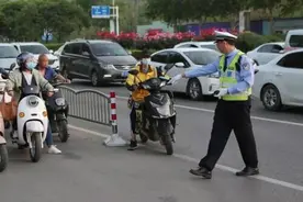 郑州一天处罚385起骑电动车不戴头盔 未来还将与文明单位管理等挂钩图片