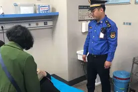 老人街头突发心脏病 洛阳城管紧急护送就医图片
