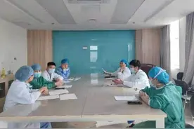 产检发现胎儿脐膨出合并膀胱外翻，出生后立即全身麻醉手术成功图片