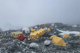 连线｜尼泊尔珠峰大本营中国登山者：确有新冠病例，已送下山图片