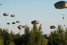 美国第82空降师将从本土直飞欧洲，800名伞兵空降至俄邻国图片