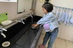 母亲节将至，宁波一群萌娃挺个“大肚子”体验当“孕妈”图片