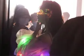 杨超越最新赛博朋克风照曝光 霓虹泡泡纱衣科幻感十足图片
