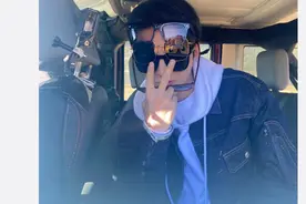 董子健晒出内部群聊照 王俊凯一人戴四副墨镜出场图片