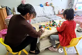 跨越血缘的母爱：寄养妈妈20年守护“折翼天使”图片