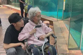 “网红奶奶”玩转海洋公园 暴露吃货本性图片