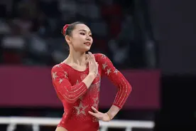 芦玉菲职业生涯首夺全锦赛女子全能冠军图片
