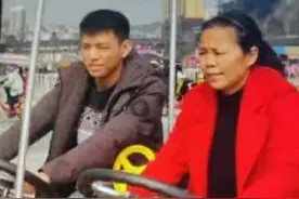 她在餐馆打工 儿子两次考上清华图片