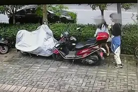 小情侣在宜昌偷电动车后竟然不会骑，接下来的一幕太搞笑图片