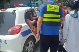 执法车秒变“救护车”福清城管这个行为获市民点赞图片