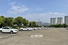 免费停车场遇上“钉子户”？数百辆电动汽车长期占停义乌这里......图片