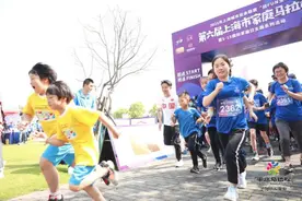 母亲节 拳王爸爸邹市明带儿子轩轩浩浩“战FUN”宝山图片