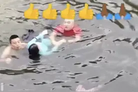 这就是母爱！车辆失控坠河母亲用尽全身力气将孩子托举出水，网友：为母则刚图片