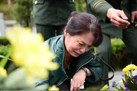 儿子牺牲后，她成了近2000名消防员的“妈妈”图片
