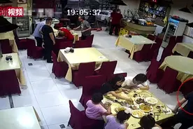 福建大爷游重庆饭馆内心跳骤停 邻桌的食客出手了视频封面