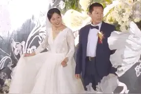 女儿出嫁妈妈却穿上婚纱，真相超暖图片