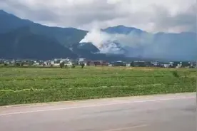 大理突发森林火情近千人扑救，直升机洱海取水灭火视频封面