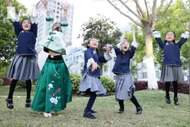 件件都是母爱！沪学霸妈妈为女儿做40多套古装图片