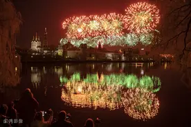 俄罗斯多地燃放烟花绚丽璀璨 庆祝卫国战争胜利76周年图片