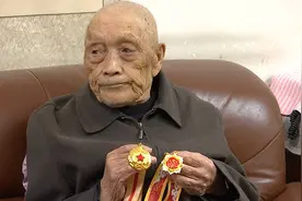 湖北武汉105岁红军老战士生日当天讲党课图片