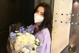 太嗨了！杨超越现身sunnee演唱会 站在看台随音乐扭动图片