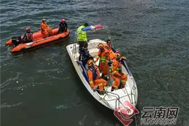 大理：一架直升飞机在取水过程中意外坠入洱海图片