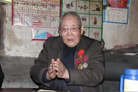 95岁老兵给村里年轻人讲党课：还在一天就一直讲下去图片