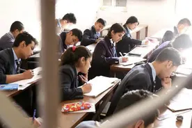 受疫情影响 尼泊尔暂停中学毕业考试及高考升学考试图片