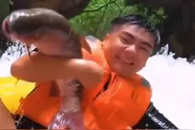 意外之喜！男子玩漂流得大鱼“投怀送抱”，网友：船都不抓就抓鱼图片