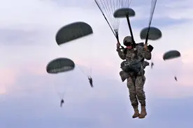 美军奔袭万里在俄邻国实施大规模空降 结果10名伞兵受伤住院图片