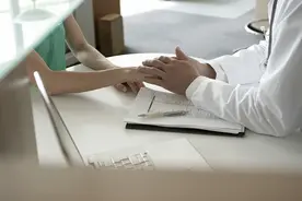 快评｜微博大V“皮肤科医生林小清”涉嫌性骚扰事件，单单靠医院内部调查是不够的图片