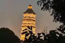 安庆遇暴雨，“万里长江第一塔”振风塔塔尖掉落图片