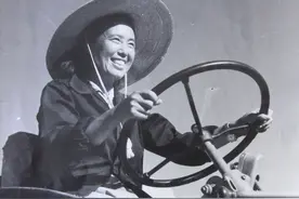 风展红旗 党在新疆100年·遍地风流⑩丨金茂芳：新中国第一代女拖拉机手图片