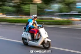 上海出台非机动车安全管理条例 乘驾电动自行车均须戴头盔图片