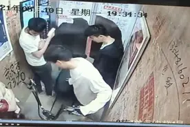 电梯闹罢工，13人被困！还有一辆电动车图片