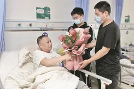 “多亏宜城市警方派人接回我们”，缅北回流人员病房探望反诈所长图片