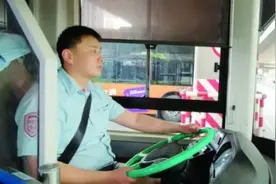 争执中将女子推向行驶的公交车！男子：她死了，我跟她一起死图片